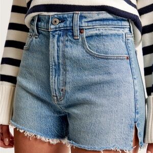 Abercrombie High Rise Mom Short in Light Medium size 30/10